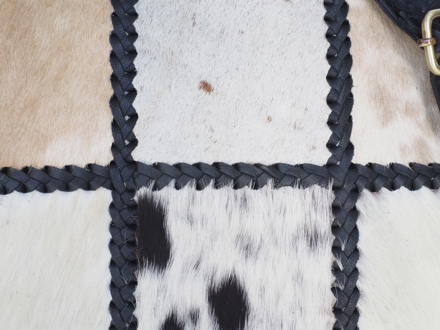 Crossbody schoudertas met patchwork koeienhuid en franjes