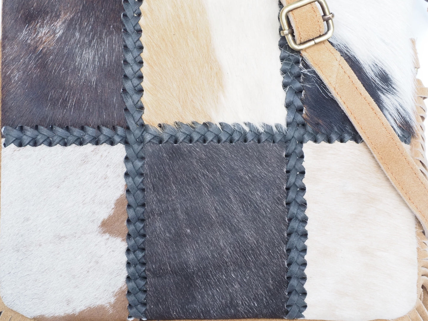 Crossbody schoudertas met patchwork koeienhuid en franjes