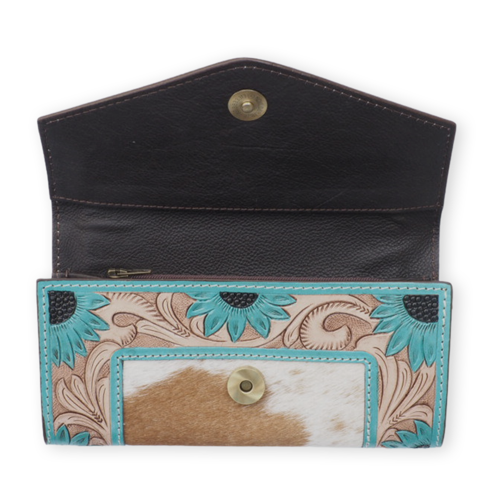 Portemonnee koeienhuid met hand bewerkt leder en turquoise accenten