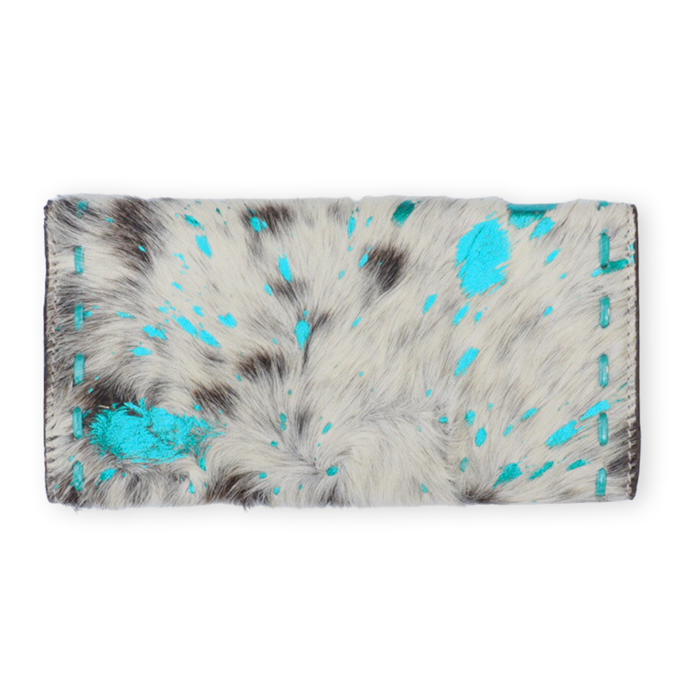 Portemonnee koeienhuid met hand bewerkt leder en turquoise metallic accenten