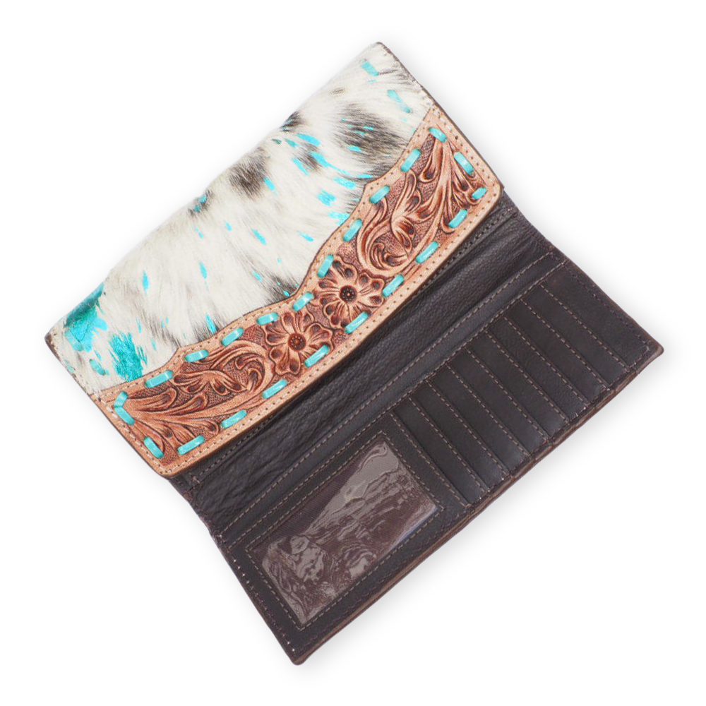 Portemonnee koeienhuid met hand bewerkt leder en turquoise metallic accenten