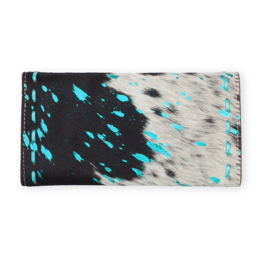 Portemonnee koeienhuid met hand bewerkt leder en turquoise metallic accenten