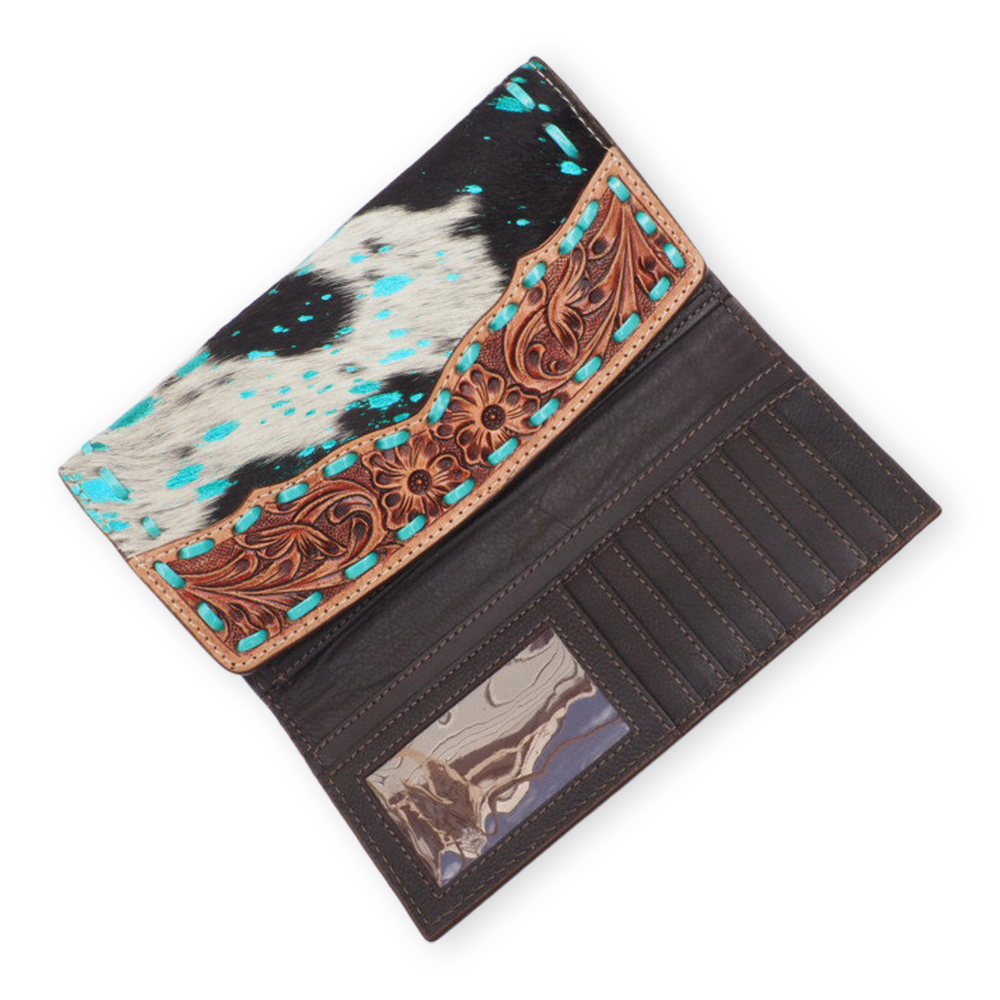 Portemonnee koeienhuid met hand bewerkt leder en turquoise metallic accenten
