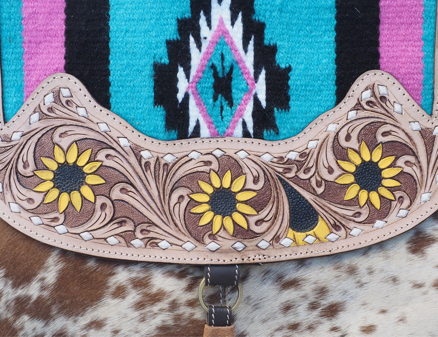 Unieke Ibiza/boho crossbody tas met hand bewerkt leer, franjes en gekleurde stof