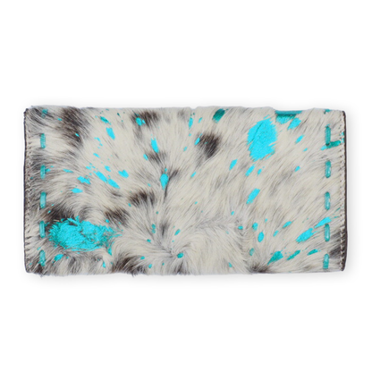 Portemonnee koeienhuid met hand bewerkt leder en turquoise metallic accenten