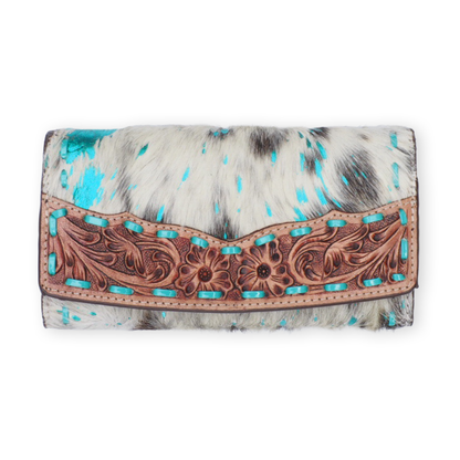 Portemonnee koeienhuid met hand bewerkt leder en turquoise metallic accenten