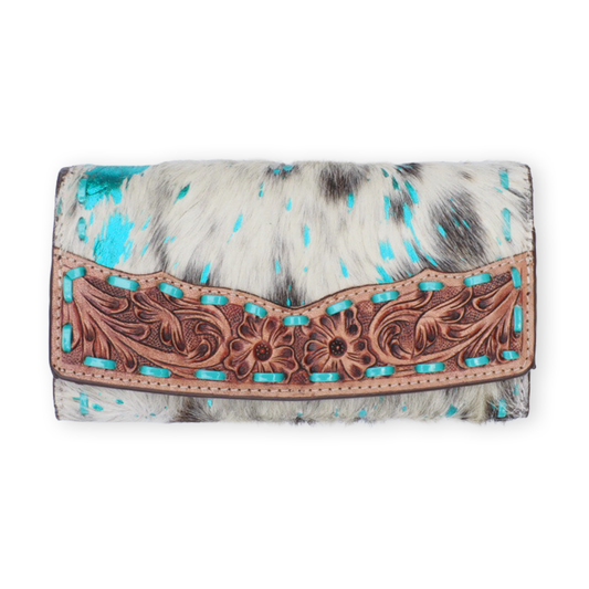 Portemonnee koeienhuid met hand bewerkt leder en turquoise metallic accenten